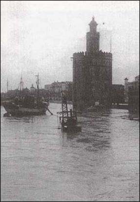 Inundación de 1947 en el Paseo Colón, junto a la Torre del Oro